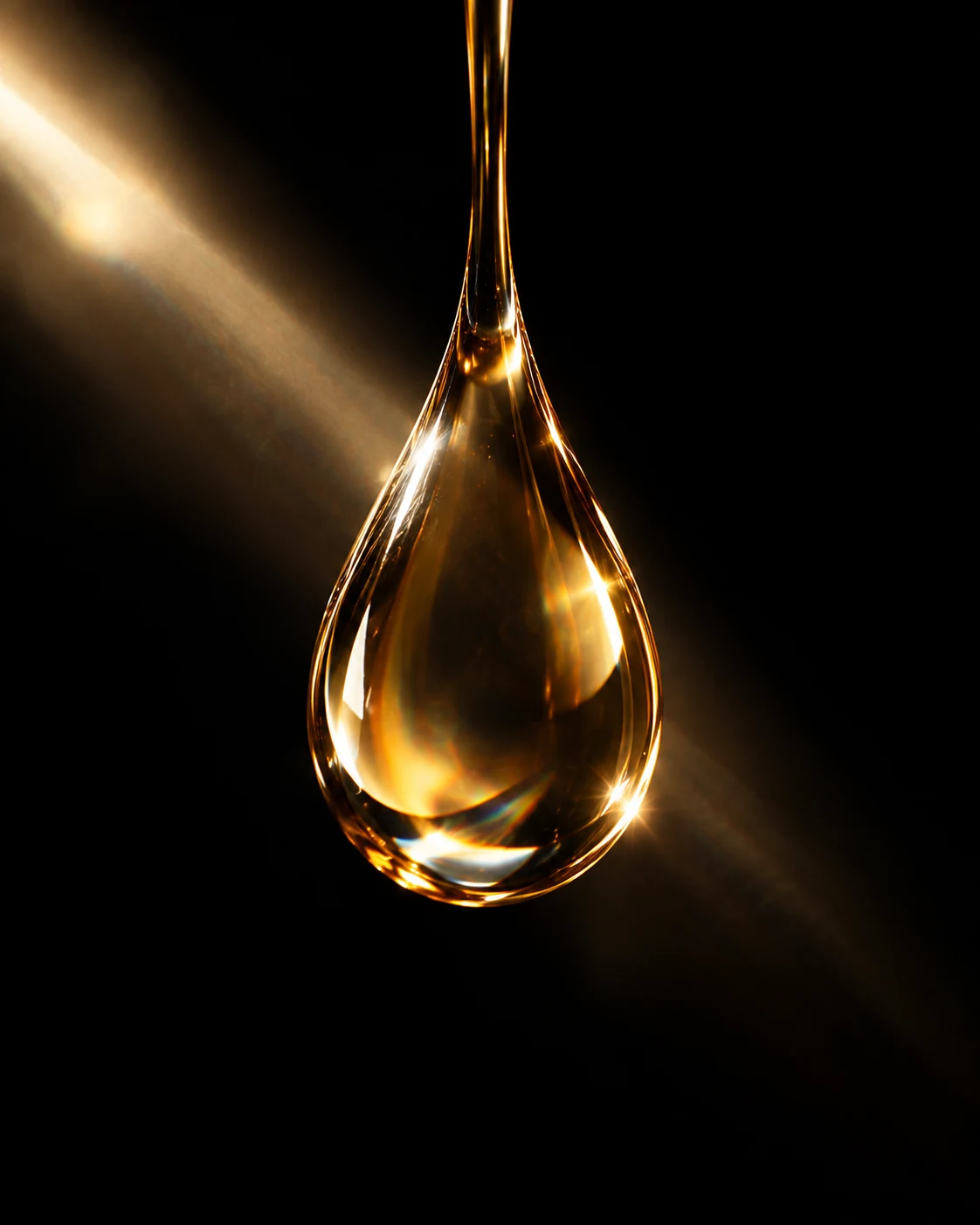 Simulation de fluides CGI autour d'un flacon de parfum de luxe